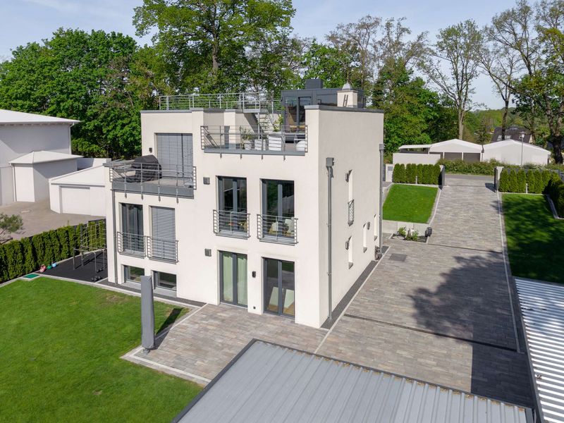 Private Seevilla am Kalksee | Bauhausarchitektur mit Bootssteg, Dachterrasse & Sauna